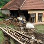 Kidőlt falú lakatlan ház a Borsod-Abaúj-Zemplén megyei Múcsonyban felhőszakadás után