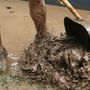 Egy férfi sarat takarít megyei Múcsonyban 