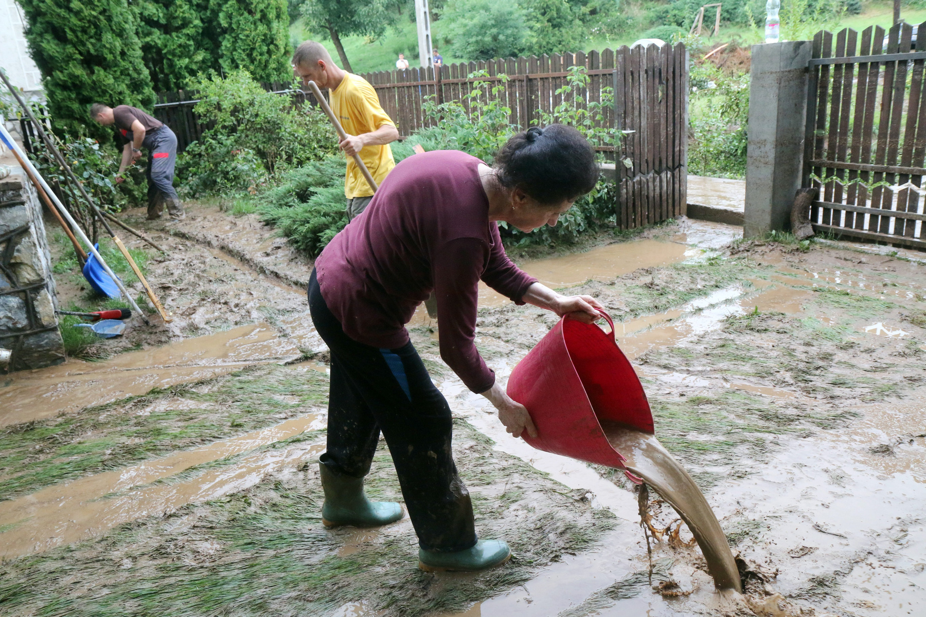 Takarítják a hírtelen lezúduló nagy mennyiségű eső hordalékát a Baranya megyei Szebényen