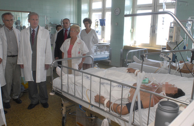Sólyom László köztársasági elnök meglátogatta a kórházban a katasztrófa sérültjeit.