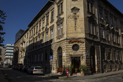 A Tömő utca 6. műemlék épülete: 1872-ben Lohr János építette Táncsics Mihály részére. Háttérben a Nagytemplom utca egyik újépítésű háza.