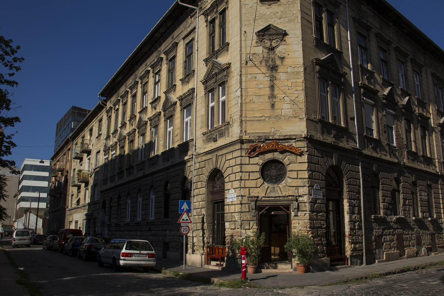 A Tömő utca 6. műemlék épülete: 1872-ben Lohr János építette Táncsics Mihály részére. Háttérben a Nagytemplom utca egyik újépítésű háza.
