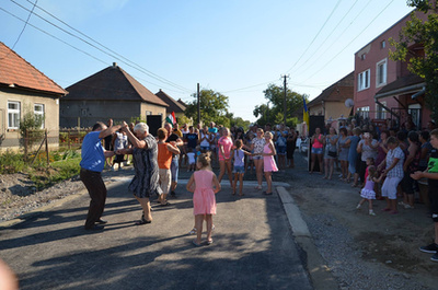 Régi falusi hagyomány szerint utcabállal ünnepelték meg az új út elkészültét. 
