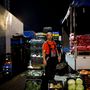 Közép-Európa legnagyobb friss zöldség-gyümölcs piacán délután 6-kor indul az élet, ekkor érkeznek a termelők. Egyenesen a járműről árusítanak, így a legolcsóbb. Éjfélkor vége a vásárnak, összepakolnak és indulnak vissza.