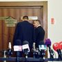 Molnár Zsolt és Kósa Lajos tanácskoznak a Nemzetbiztonsági Bizottság sajtótájékoztatója közben
