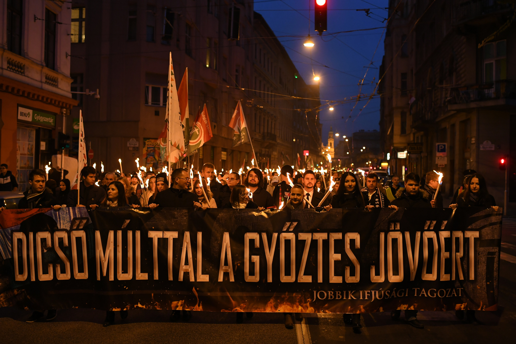 A Jobbik fáklyás felvonulása zárta a napot.