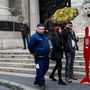 A bíróság Markó utcai épülete előtt közben az áldozatot támogató minidemonstrációt tartottak a női áldozatokat jelképező piros kartonbábukkal. 
