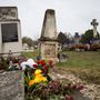 Felirat nélküli síremlék a biai katolikus temetőben. Itt nyugszik az áldozatok egy része, innen tudósított száz évvel ezelőtt a Budapesti Hírlap újságírója