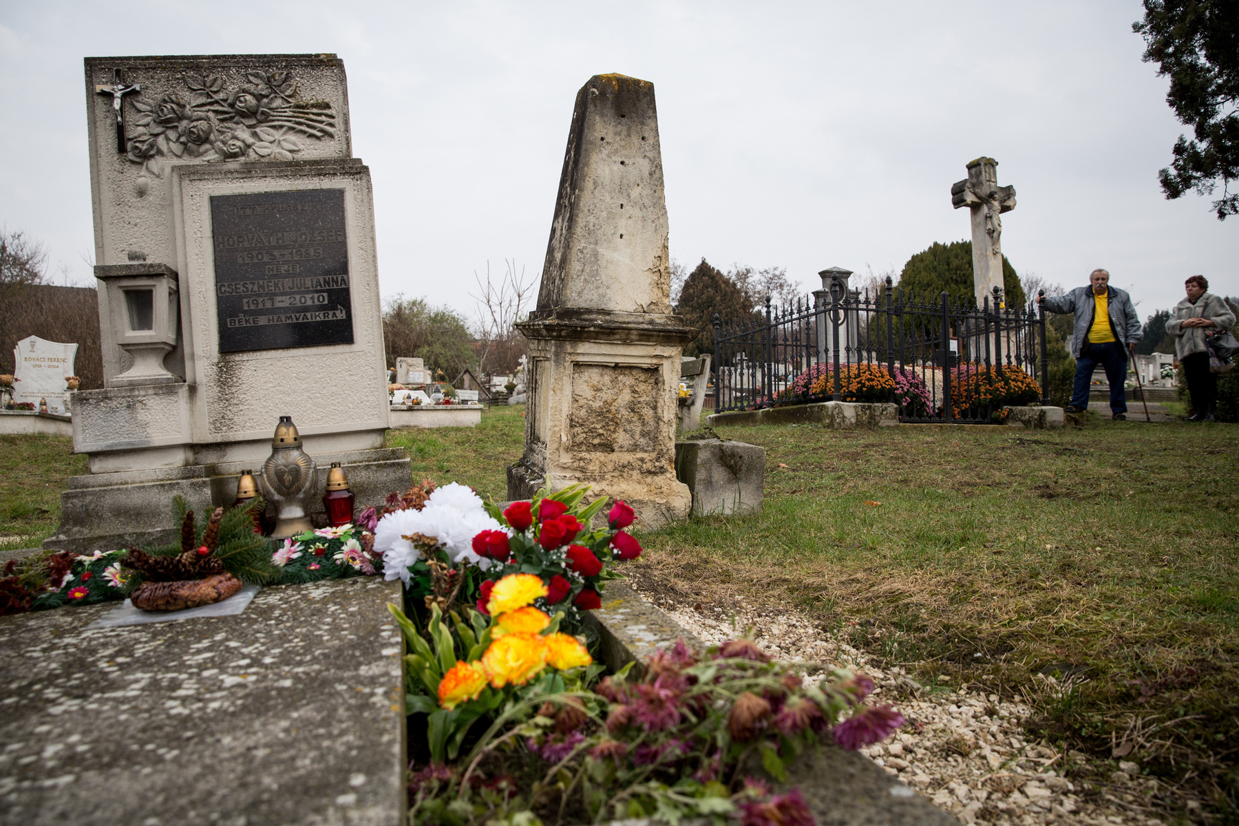 Felirat nélküli síremlék a biai katolikus temetőben. Itt nyugszik az áldozatok egy része, innen tudósított száz évvel ezelőtt a Budapesti Hírlap újságírója
