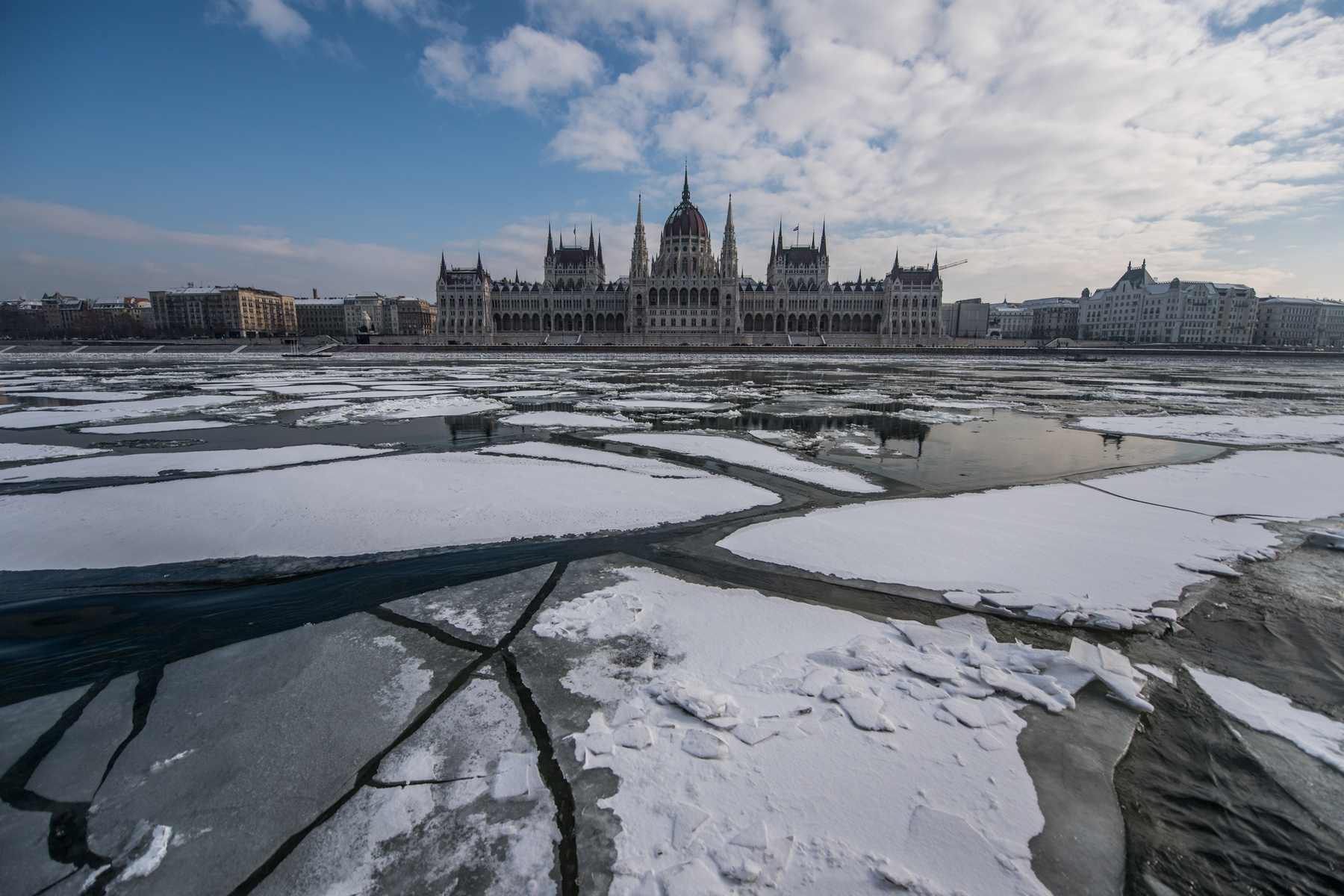 Az előrejelzések szerint ugyan a hétvégi átmeneti felmelegedést követően jövő héten újra röpködni fognak a mínuszok, a Duna nem fog befagyni teljesen Budapesten.