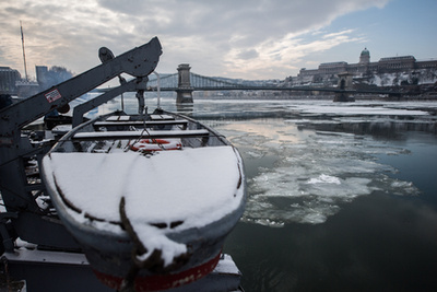 Az előrejelzések szerint ugyan a hétvégi átmeneti felmelegedést követően jövő héten újra röpködni fognak a mínuszok, a Duna nem fog befagyni teljesen Budapesten.