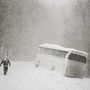 A hóesésben megcsúszott és elakadt autóbusz Mátraszentimre közelében 2