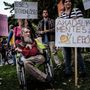 Résztvevők a fogyatékossággal élők Rehab Critical Mass elnevezésű felvonulásán a Clark Ádám téren 2017. szeptember 30-án.
