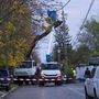 A viharos szélben megdőlt villanyoszlopot állítanak vissza az áramszolgáltató munkatársai Siófokon