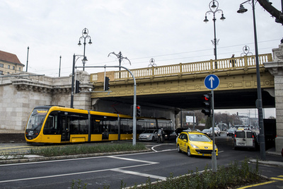 CAF-villamos közlekedik a Margit híd budai hídfõjénél a budai fonódó villamoshálózat tesztüzeme során 2015. december 10-én.

