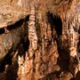 Meteor-barlang. A lépcsőzetesen mélyülő víznyelőbarlang alsó részén található az ország egyik legnagyobb barlangterme, a 90 m hosszú, 20-30 m széles Titánok csarnoka, amit hatalmas állócseppkövek és cseppkőoszlopok (Titánok), valamint cseppkőzászlók, -lefolyások, -függönyök, -medencék szín és formagazdagsága és a heliktitek tömeges megjelenése tesz látványossá.