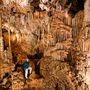 Földvári Aladár-barlang. Az Aggteleki-karszton, az Esztramos hegyen nyíló Földvári Aladár-barlang megismerését szintén bányászati tevékenységnek köszönhetjük. A bányaművelés során 1964-ben megnyílt barlang sorsa sokáig vitatott volt, de egy 50x150 m alapterületű védőpillér kijelölése – a bányászat folytatása mellett – fennmaradását lehetővé tette. Sajnos a robbantások közelsége jelentős károkat okozott a barlangban, de termei még így romjaiban is fantasztikus látványt nyújtanak.