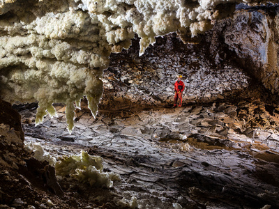 Pál-völgyi-barlang. Az 1904-ben még csak néhány száz méter hosszúságban felfedezett Pál-völgyi-barlang a szisztematikus kutatások során  ma már a 31 km-t is meghaladja, ezzel jelenleg hazánk leghosszabb barlangja.  Az eocén kori és triász időszaki mészkőben, a mélyből feltörő melegvizek hatására kialakult, labirintusos járathálózatok irányát a hegység törésvonalai határozták meg. A budai barlangoktól eltérően cseppkövekben gazdag, és 1927 óta egy szakasza villanyvilágítás mellett utcai ruhában is látogatható.