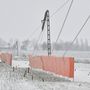 A hóviharral járó erős szél miatt kettétört villanypóznák a 33-as főút mellett Debrecen határában.
