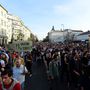 A több tízezres becsléssel nagyon nem lőhetünk mellé, de a tömeg nagyságát az jelzi igazán, hogy a Kossuth tér már nagyjából megtelt, amikor a menet vége még mindig az Operánál tartott.