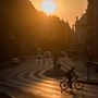 Egy kerékpáros közlekedik a budapesti Szabad sajtó úton.