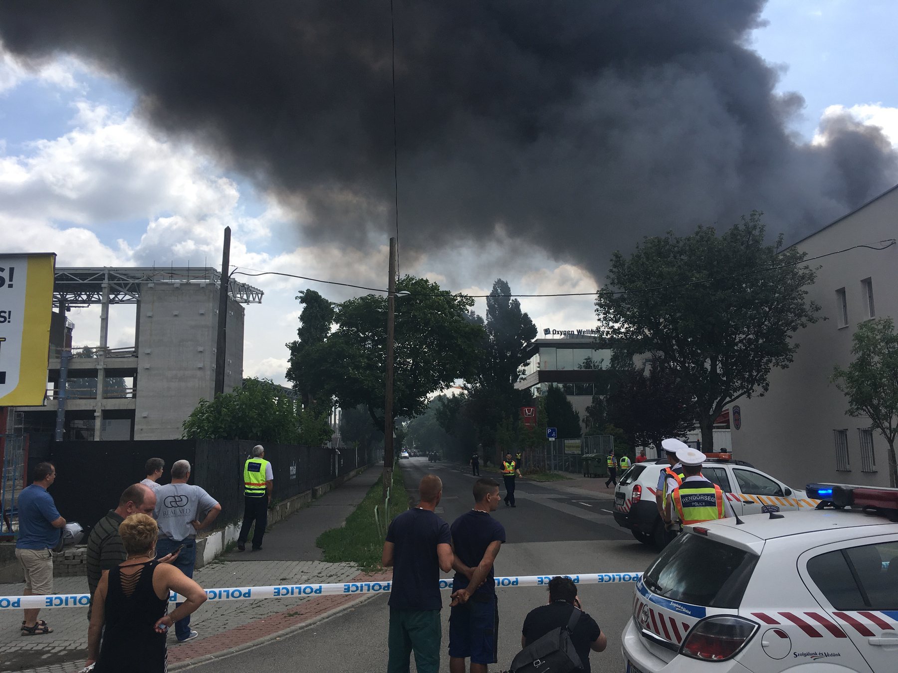 A rendőrök a füst miatt a Hajdu utcát is kiürítették.