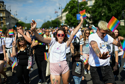 Végül az egyik szervező, egy transznemű aktivista követelt házassághoz és gyermekvállaláshoz való jogot, majd békésen szélnek eresztettek mindenkit a napsütésesen forró, a politikai klíma ellenére is elég laza 2018-as Pride-ról. 