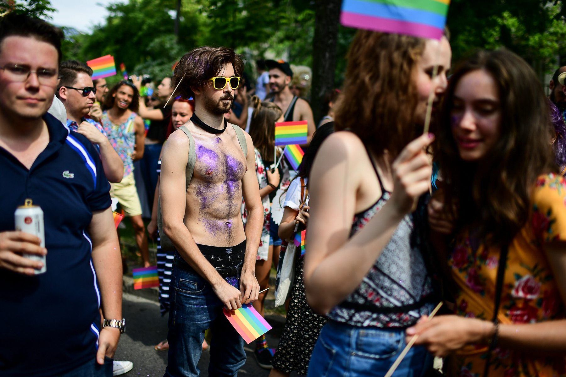 Végül az egyik szervező, egy transznemű aktivista követelt házassághoz és gyermekvállaláshoz való jogot, majd békésen szélnek eresztettek mindenkit a napsütésesen forró, a politikai klíma ellenére is elég laza 2018-as Pride-ról. 