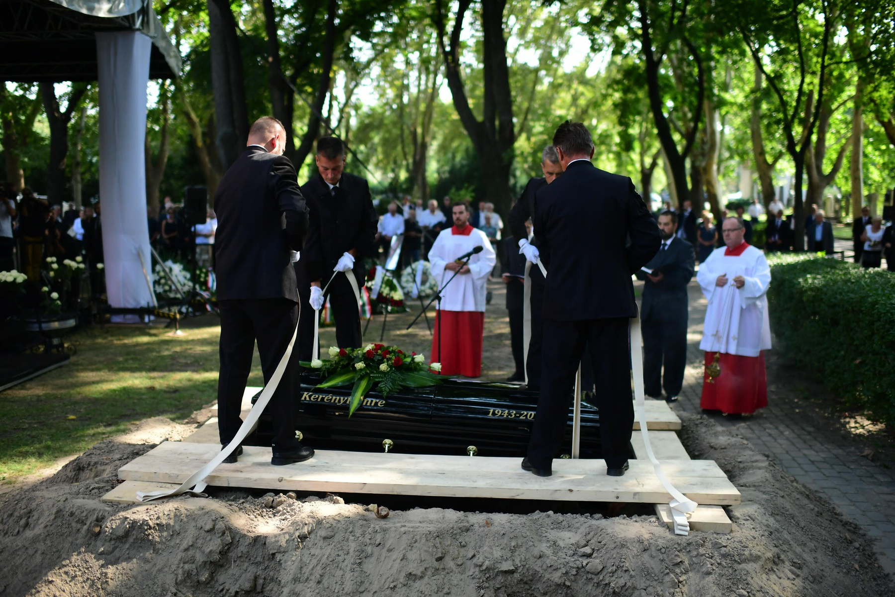 Kerényi Imre augusztus 11-én halt meg 74 éves korában, kedden több százan vettek végső búcsút tőle.