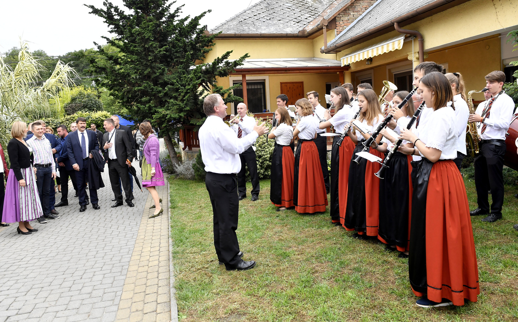 Áder János köztársasági elnök és Szlahó Csaba Vecsés polgármestere (balról a 4.) hallgatja a Vecsési Hagyományőrző Zeneegyesület előadását.
