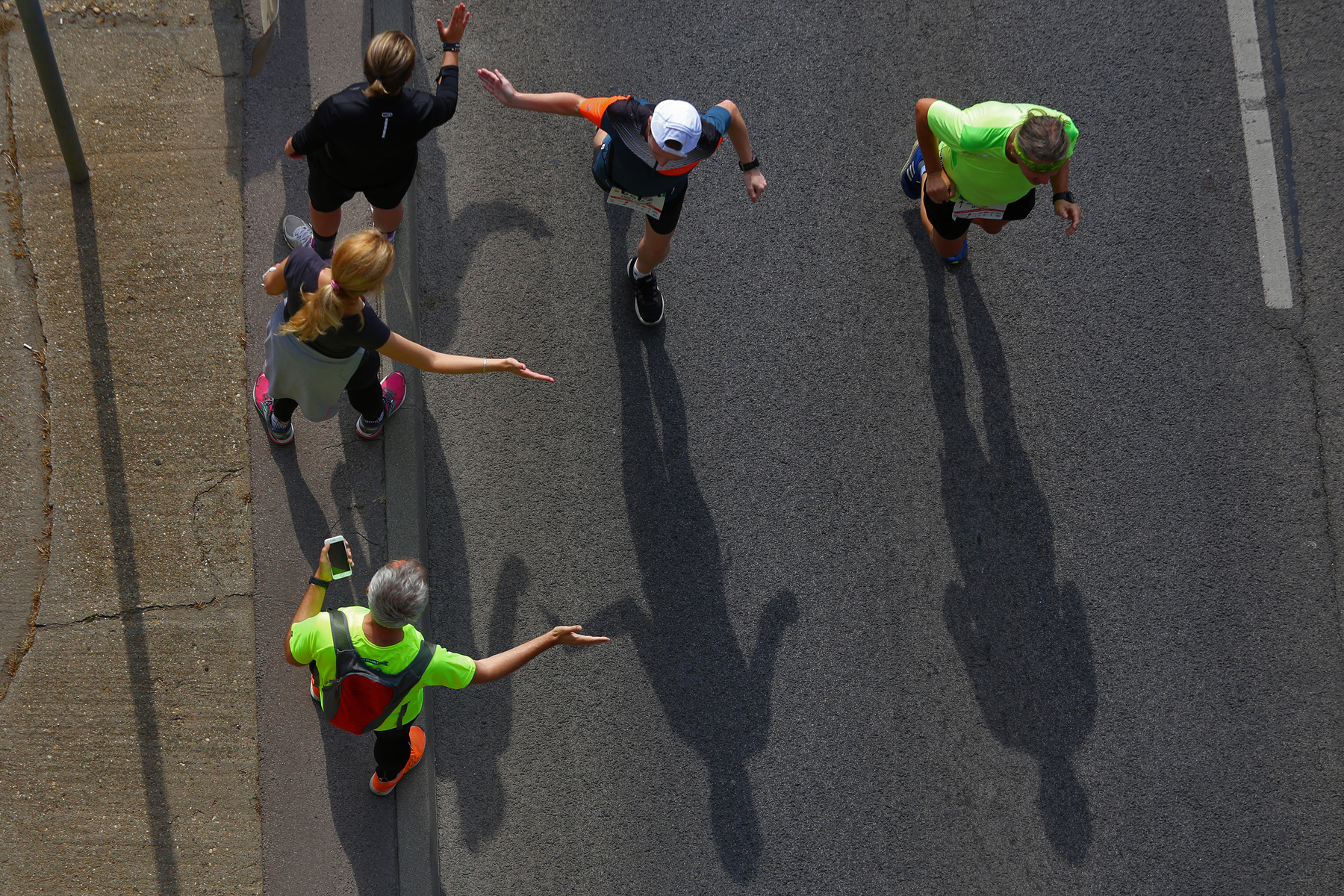 
Csere Gáspár elsõként ér célba a 33. Spar Budapest Maratonon az ELTE lágymányosi campusánál