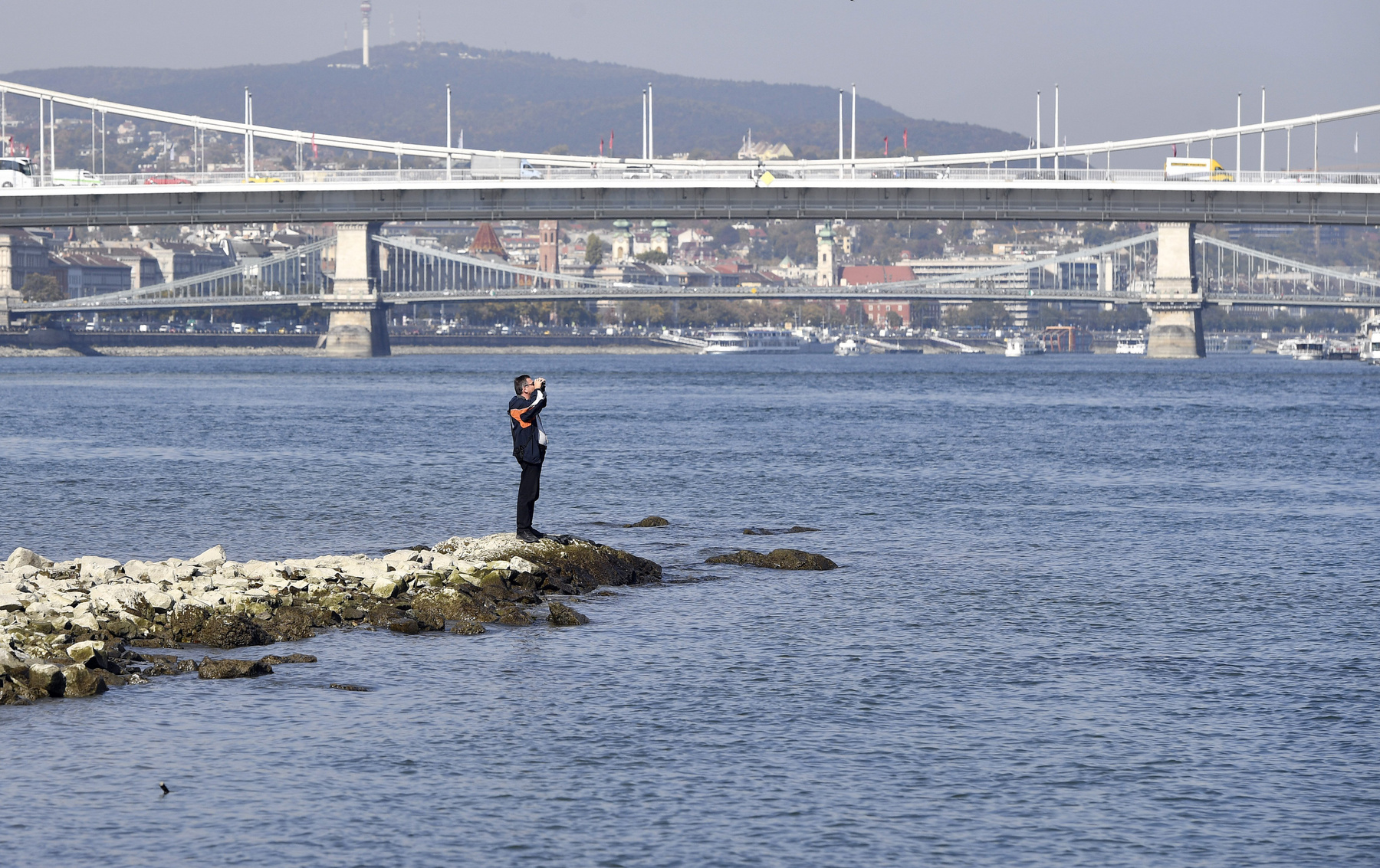 Horgászok Dunánál a bajai Türr István híd lábánál 2018. október 17-én.