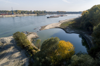 Horgászok Dunánál a bajai Türr István híd lábánál 2018. október 17-én.