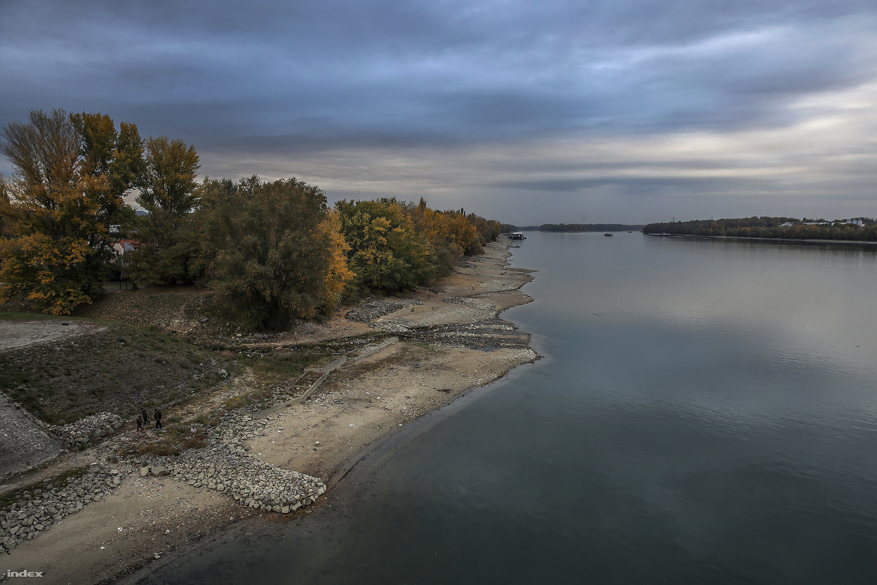 Kőtorony a Margitsziget déli csücskénél. A meteorológiai előrejelzés a hét közepén várható a Duna részvízgyűjtőin olyan jelentősebb mennyiségű csapadék, aminek a hatására a folyó vízszintje a mostani negatív rekordról kicsit megemelkedhet.