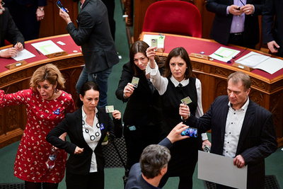 Az ellenzék akkor vonult be ismét a terembe, amikor a túlóratörvényről kezdődött a szavazás. Elénekelték a Himnuszt, a fideszesek csatlakoztak az énekléshez, ám ezután folytatódott a szavazás, és a parlament 130 igen, 52 nem szavazttal és 1 tartózkodással elfogadta Kósa Lajos javaslatát a 400 túlóráról. 