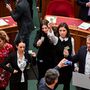 A szavazásokban az ellenzék nem vesz részt, a törvényeket a Fidesz és a KDNP szavazataival fogadja el a parlament, miközben az ellenzékiek jobbára a terem közepén és a házelnöki pulpitusnál állnak és sípolnak végig.