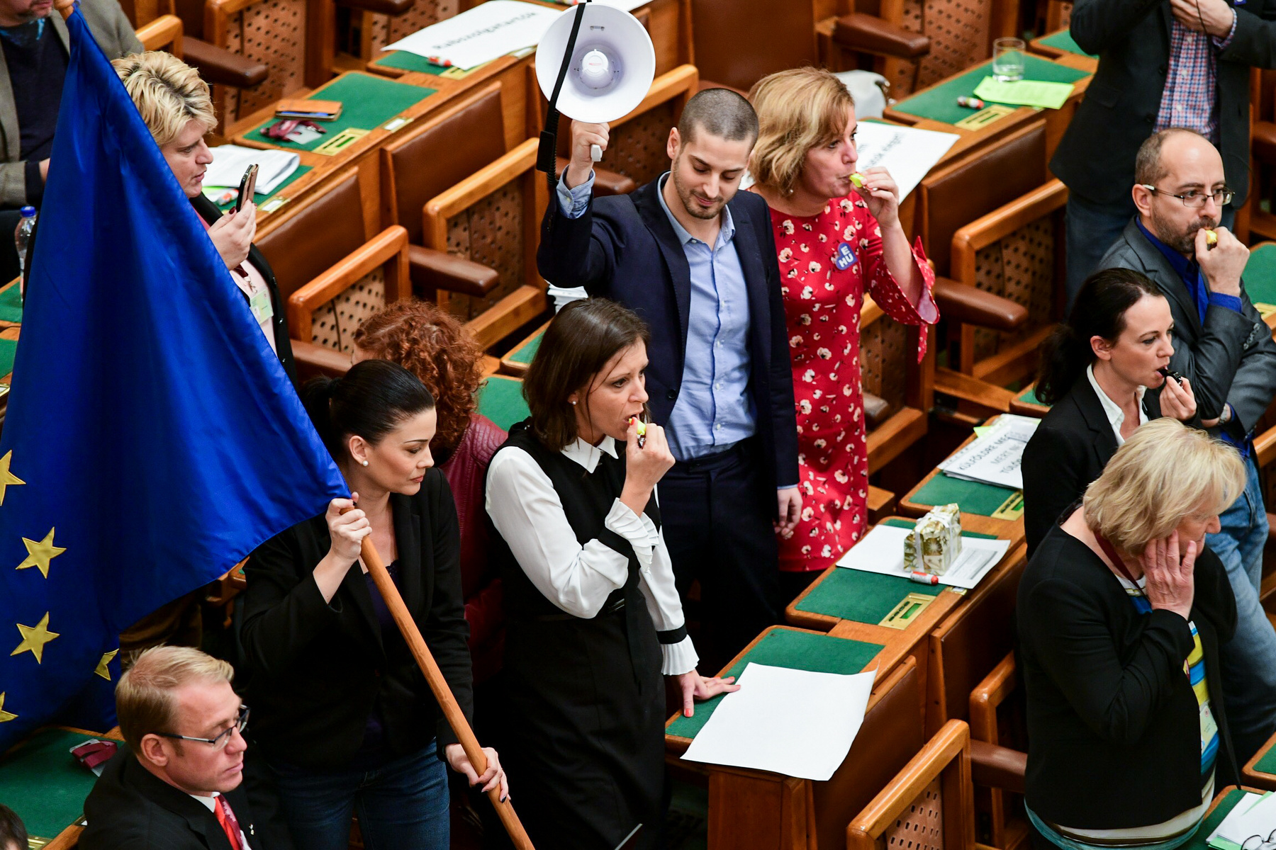 Az ellenzék akkor vonult be ismét a terembe, amikor a túlóratörvényről kezdődött a szavazás. Elénekelték a Himnuszt, a fideszesek csatlakoztak az énekléshez, ám ezután folytatódott a szavazás, és a parlament 130 igen, 52 nem szavazttal és 1 tartózkodással elfogadta Kósa Lajos javaslatát a 400 túlóráról. 