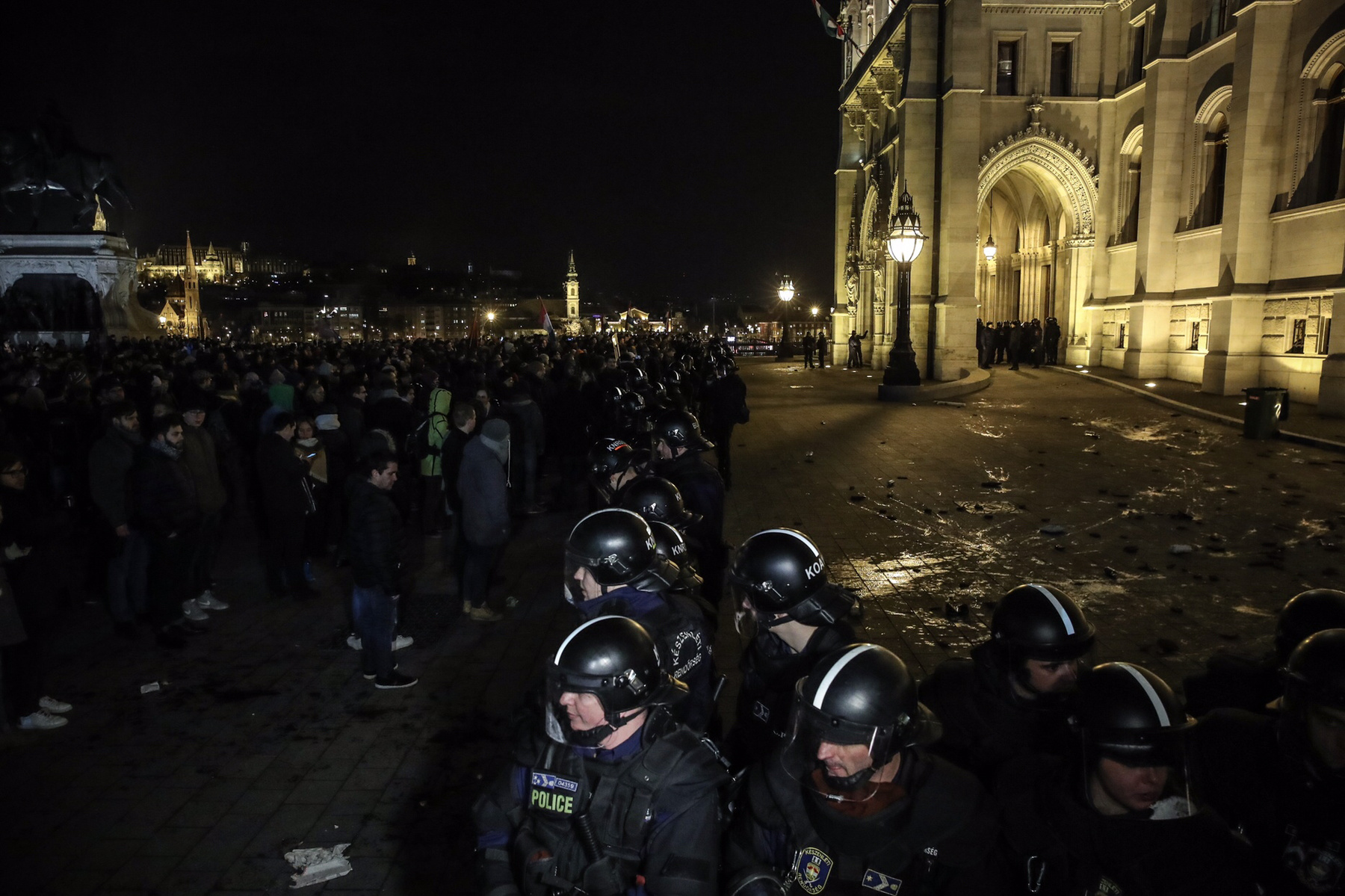 Nagyjából éjfélre a rendőrök a teret kiürítették, a tüntetők utolsó csoportját déli irányba, a Nádor utca felé terelték ki.