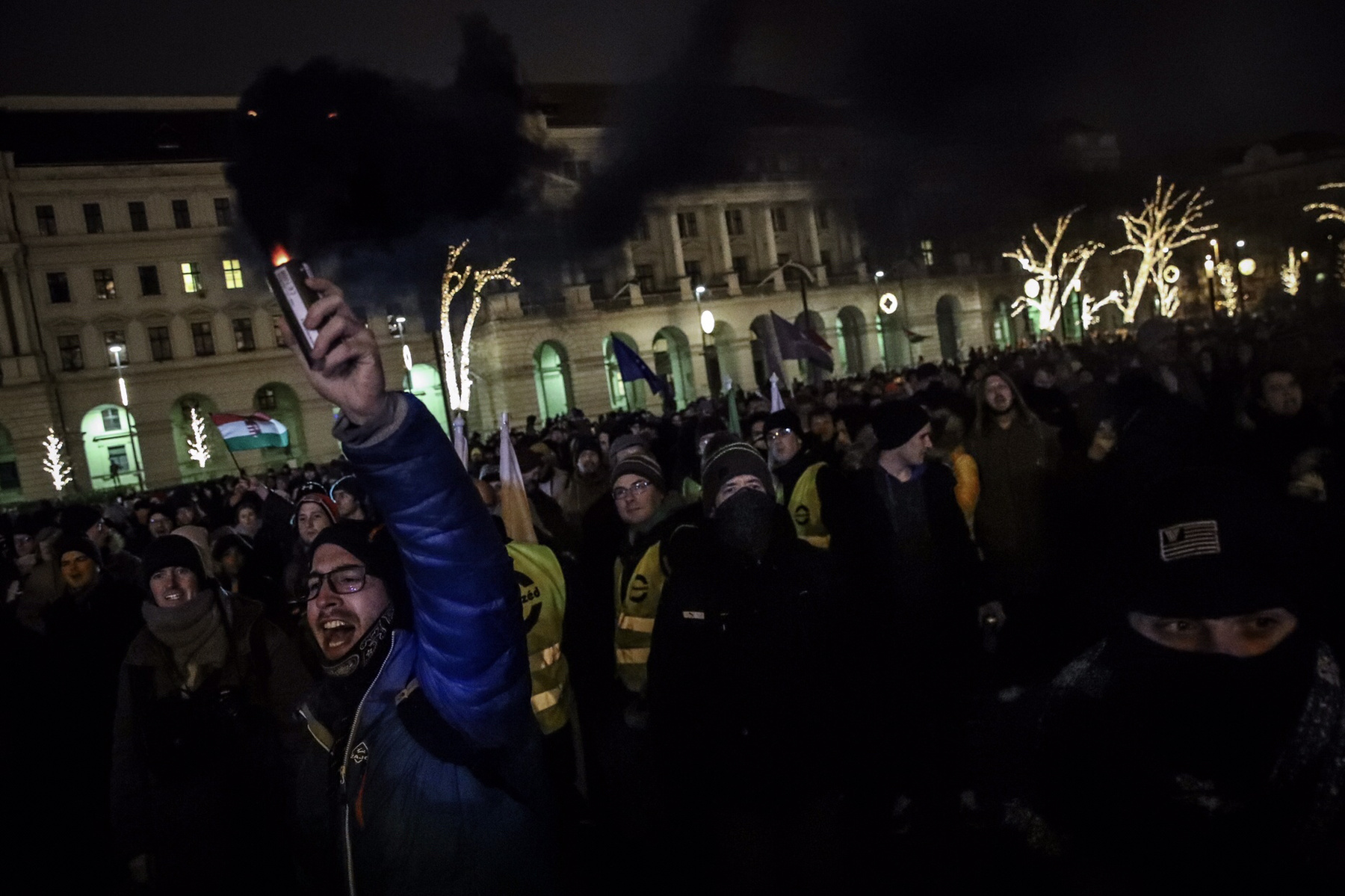 Éjfél után a tüntetők elkezdtek szétszéledni: 100-150 ember a Kossuth téren maradt még egy darabig, egy nagyobb csoport pedig a Várba indult. A Sándor-palota előtt még egy darabig skandáltak, aztán továbbmentek és a Halászbástyánál elénekelték a Himnuszt. 