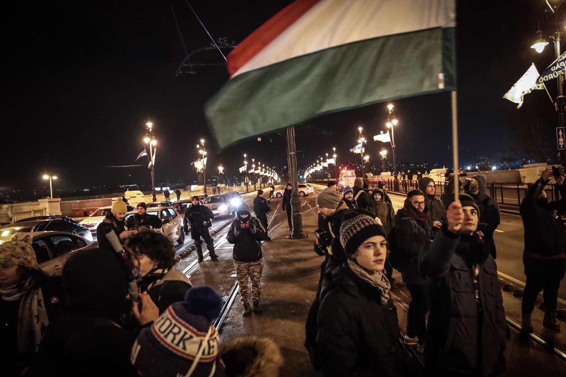 Éjfél után a tüntetők elkezdtek szétszéledni: 100-150 ember a Kossuth téren maradt még egy darabig, egy nagyobb csoport pedig a Várba indult. A Sándor-palota előtt még egy darabig skandáltak, aztán továbbmentek és a Halászbástyánál elénekelték a Himnuszt. 