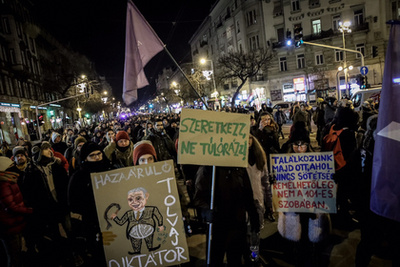 After midnight, people started to disperse. At most 150 people stayed at Kossuth square, a group of approximately 500 people went for the Sándor Palace, where they chanted a bit and sung the Ode to Joy.