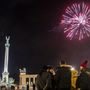 Szilveszteri tűzijáték a Millenniumi emlékmű felett a Hősök terén 