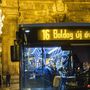 „Boldog új évet!” felirat a 16-os busz kijelzőjén a budapesti Clark Ádám téren 