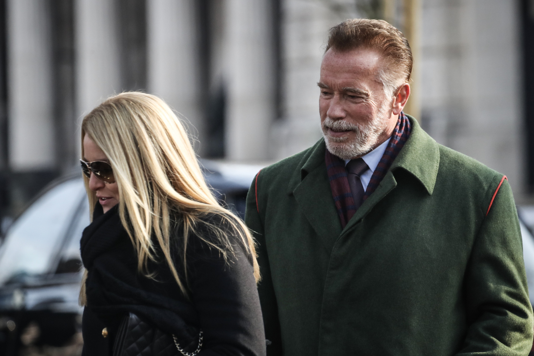 Arnold Schwarzenegger szivarral a szájában távozik