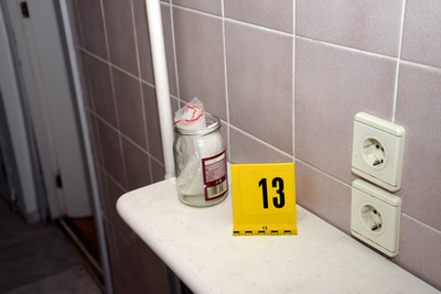 M. Ferenc otthonában megtartott kutatás alkalmával 2019. február 27-én bruttó 2168 gramm kábítószergyanús anyagot, valamint a porciózáshoz és értékesítéshez szükséges eszközöket (mérleget, kést, kanalat, hígító-, és csomagoló anyagot) találtak