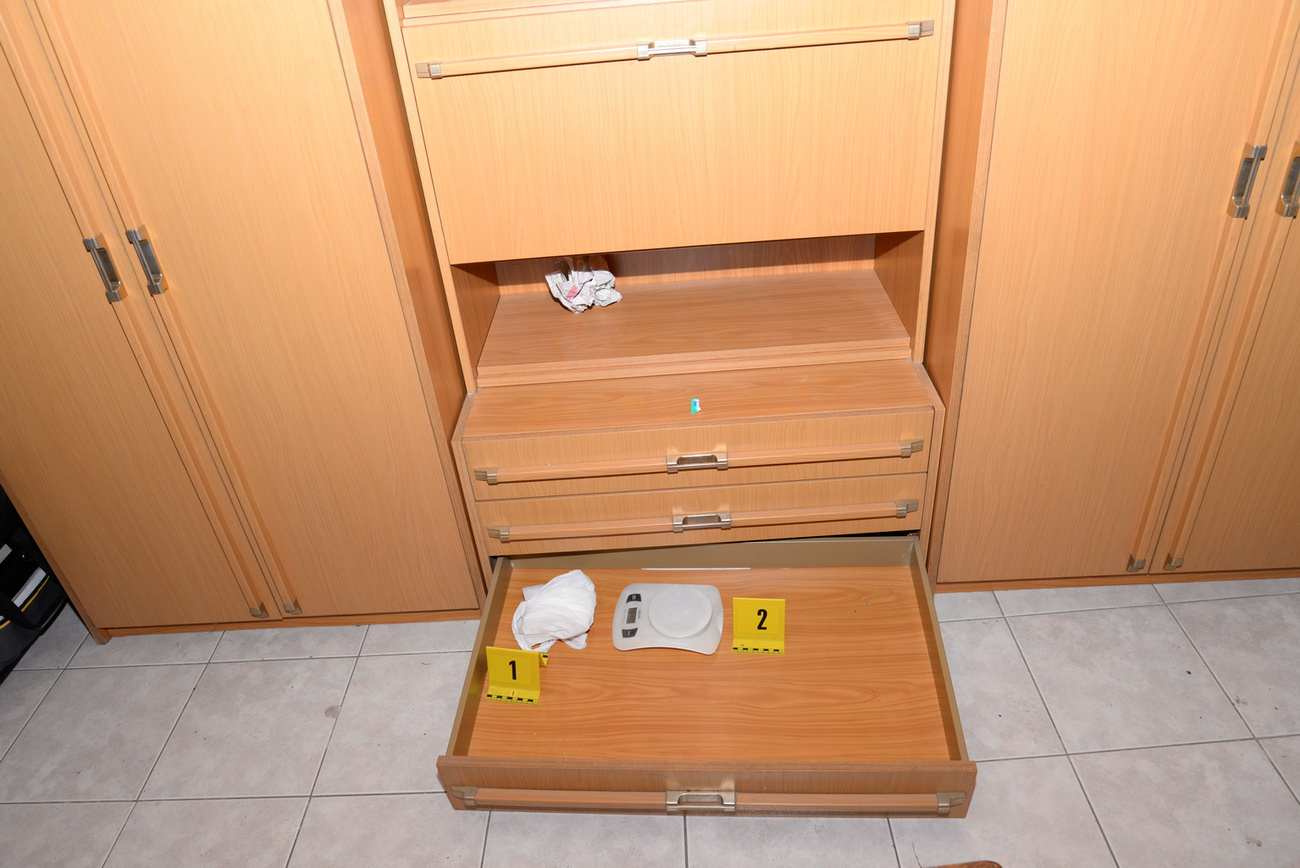 M. Ferenc otthonában megtartott kutatás alkalmával 2019. február 27-én bruttó 2168 gramm kábítószergyanús anyagot, valamint a porciózáshoz és értékesítéshez szükséges eszközöket (mérleget, kést, kanalat, hígító-, és csomagoló anyagot) találtak