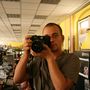 Barakonyi Szabolcs az első, még fábol ácsolt digitális kamerájával