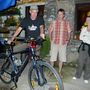 Tóth-Szenesi Attila biciklit kap a szerkesztőségtől születésnapjára