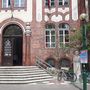 Szegeden a 311 és 411-es számú szavazóköri voksoknak helyet adó Tömörkény István Gimnázium bejárata látható