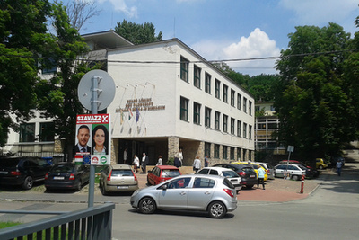 19. Kerület, Wekerle, Deák Gimnázium (Gutenberg krt. 6.) Bejárattól 10 méterre Fideszes plakát